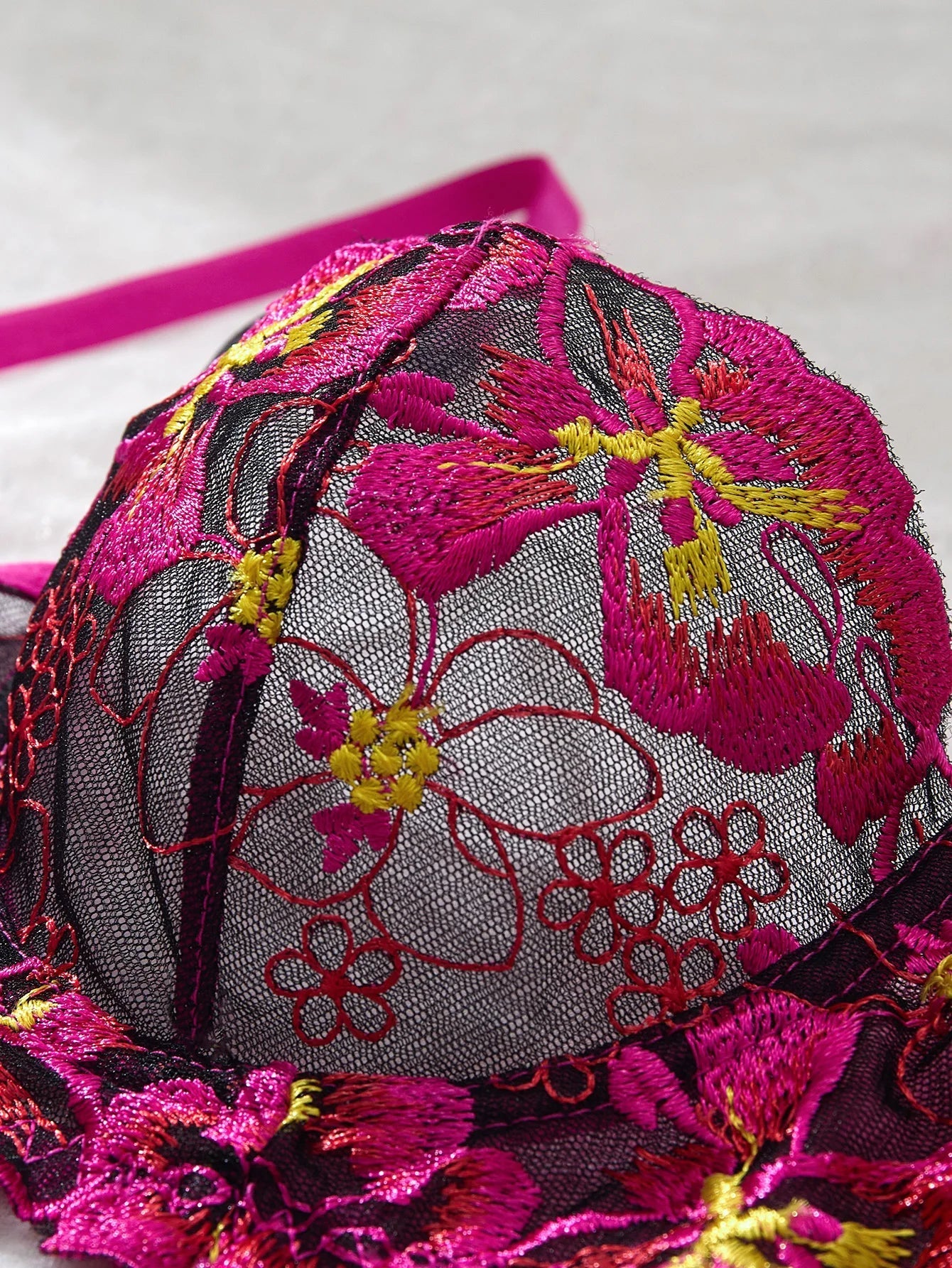 A set of sexy rose-red lingerie, including a bra and panties with daisy patterns, as well as a comfortable home-style ZA825147
