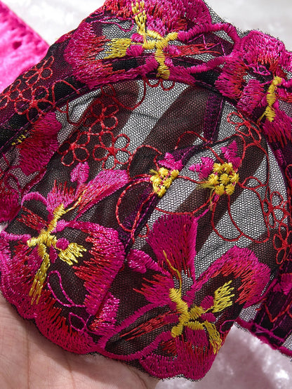 A set of sexy rose-red lingerie, including a bra and panties with daisy patterns, as well as a comfortable home-style ZA825147